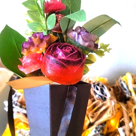 🎁🎉💐Handcrafted🎀 Women's Vegan Soap Bouquet🫧 - Picture 11 of 16
